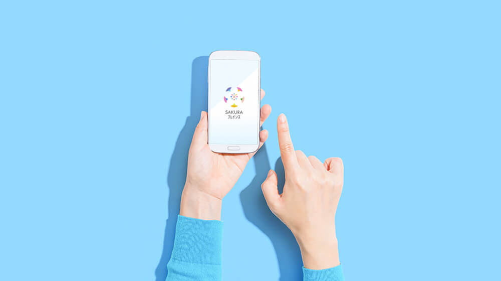 スマホを操作する手