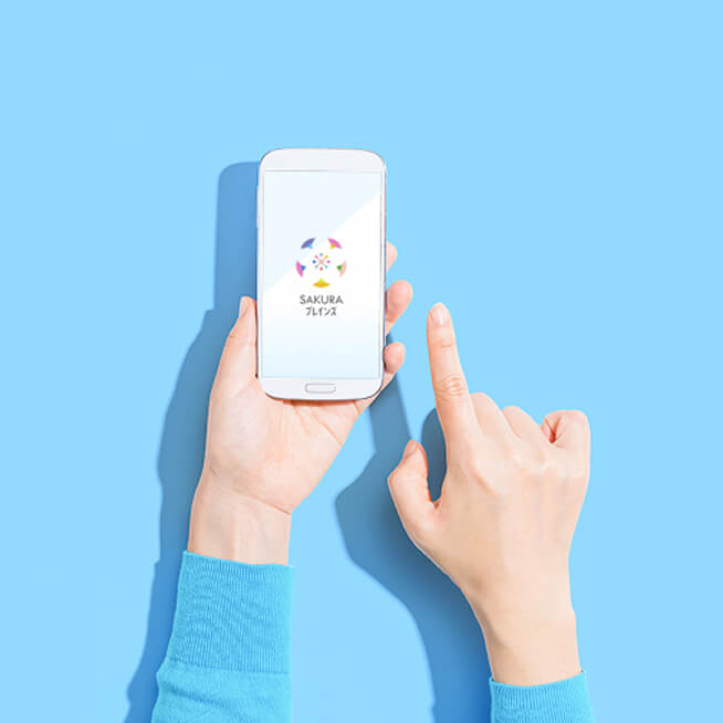 スマホを操作する手